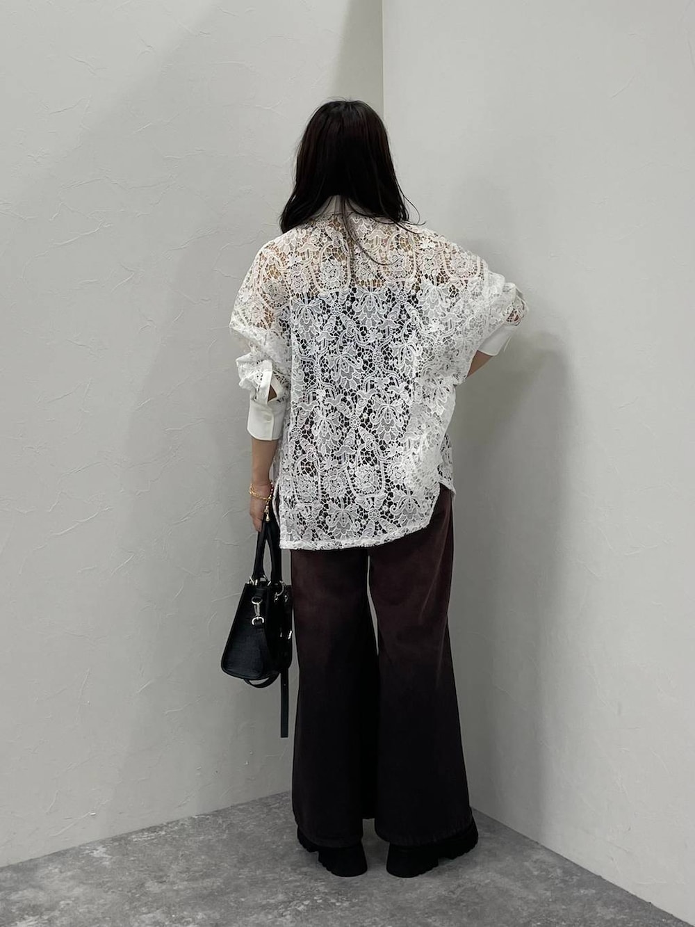 ブラック系のサンダル、ブラック系のキャミソール、ピンク系のデニムパンツを着用したレディースの春コーディネートの3枚目の写真