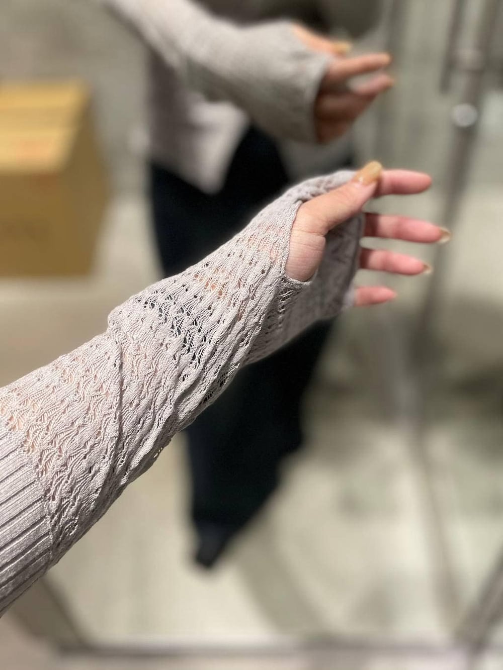 ブルー系のデニムパンツ、ブラック系のブーツ、グレー系のカーディガン/ボレロを着用したレディースの冬コーディネートの5枚目の写真