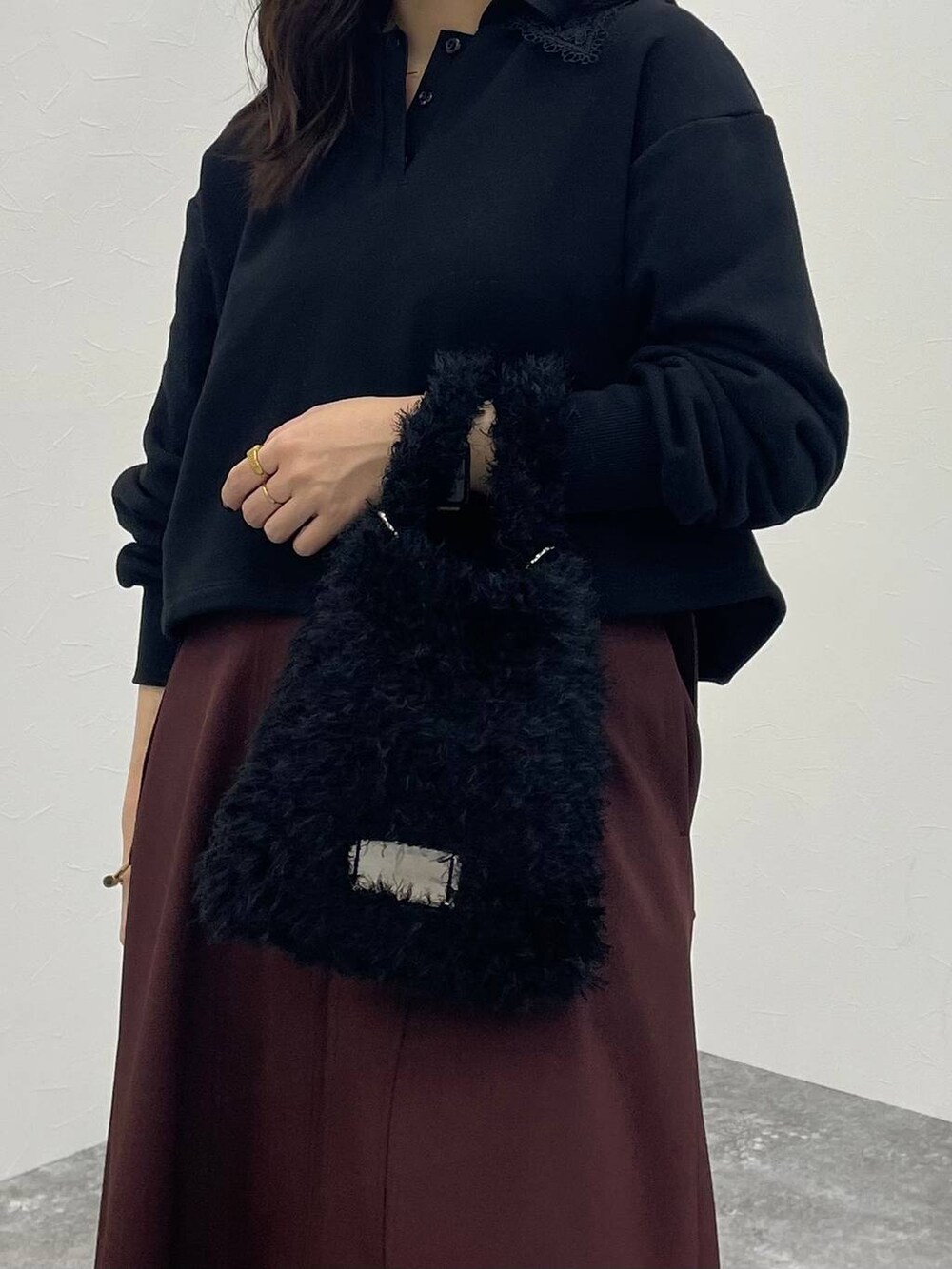 ブラック系のスニーカー、ブラック系のショルダーバッグ、ブラック系のスウェットを着用したレディースの秋コーディネートの7枚目の写真