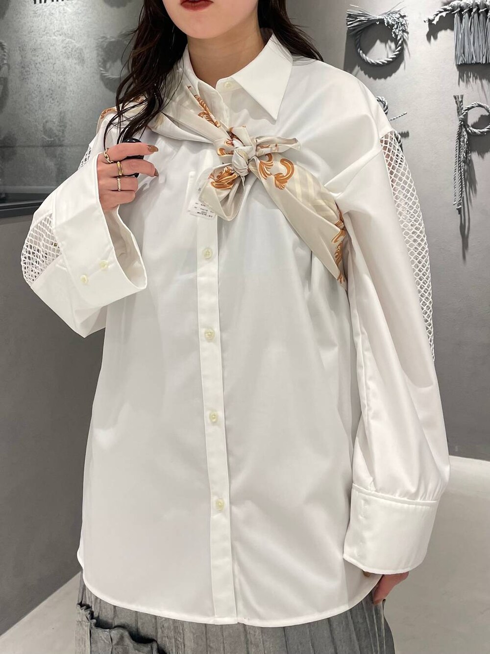 ブラック系のブーツ、ホワイト系のシャツ/ブラウス、シルバー系のスカートを着用したレディースの春コーディネートの4枚目の写真