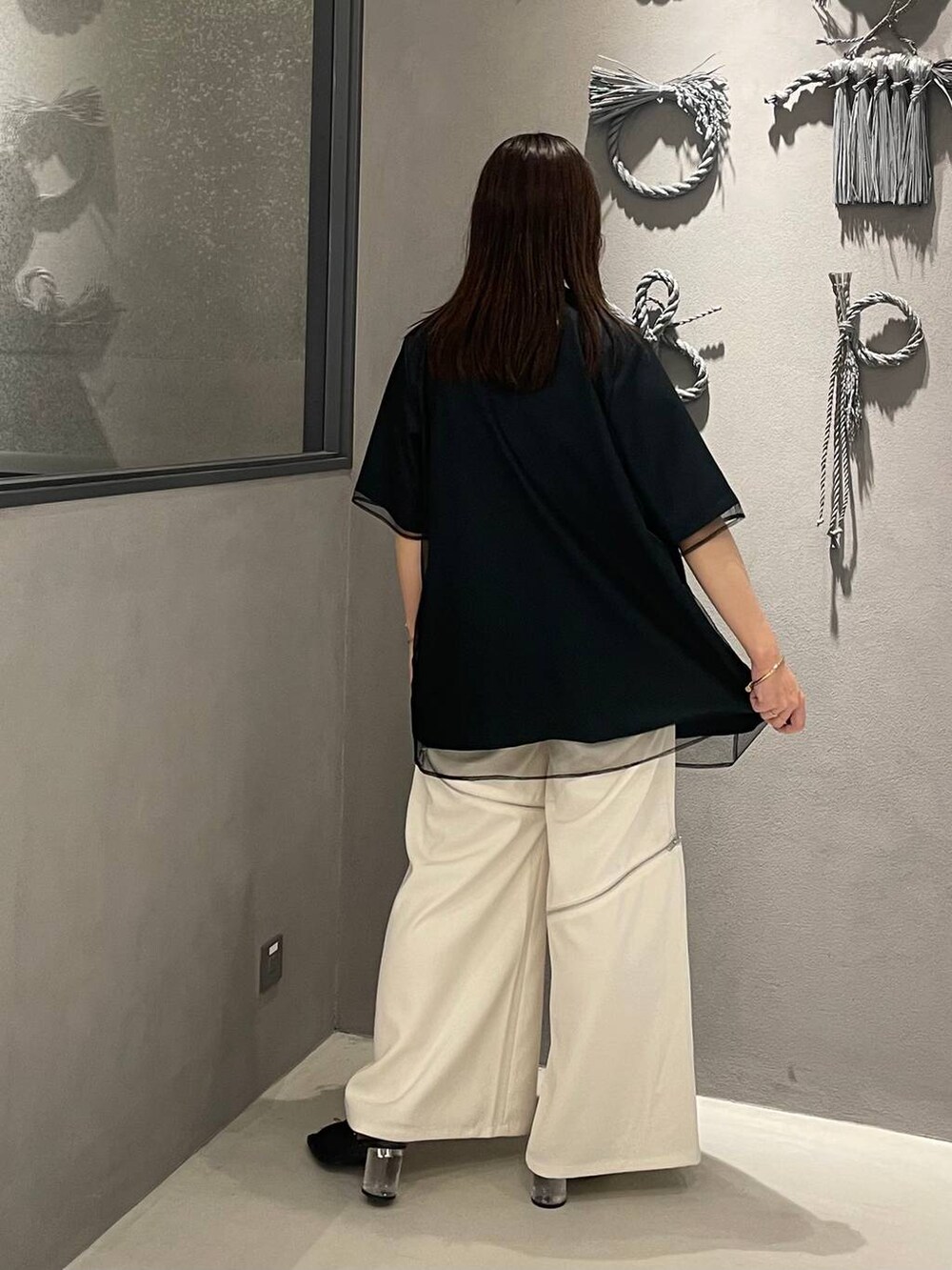 ブラック系のサンダル、ホワイト系のその他パンツ、グリーン系のテーラードジャケットを着用したレディースの夏コーディネートの2枚目の写真