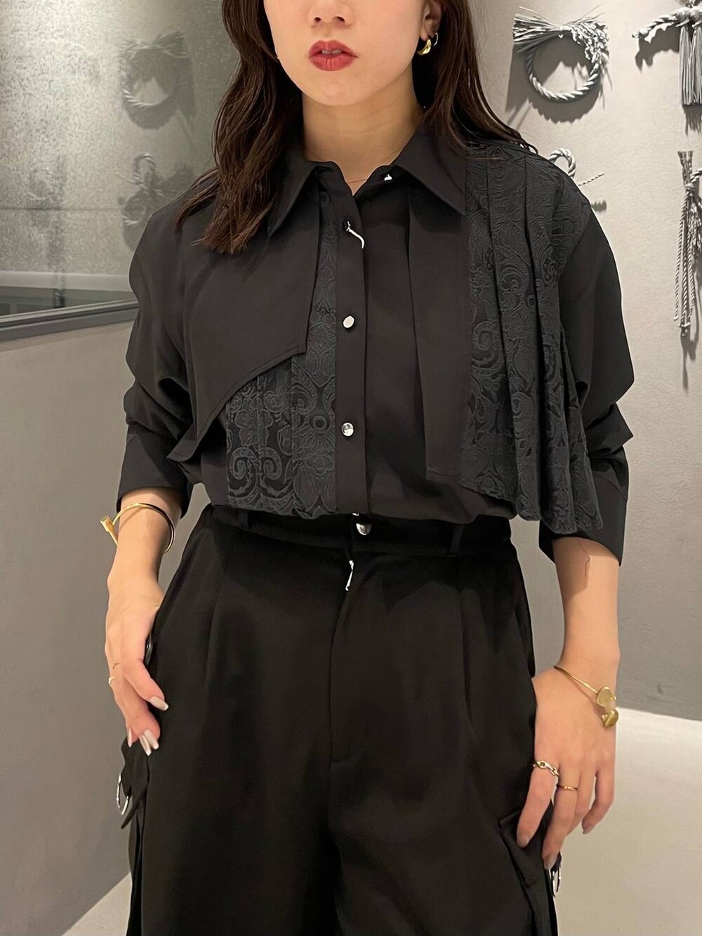 ブラック系のブーツ、ブラック系のシャツ/ブラウス、ブラック系のカーゴパンツを着用したレディースの秋コーディネートの4枚目の写真