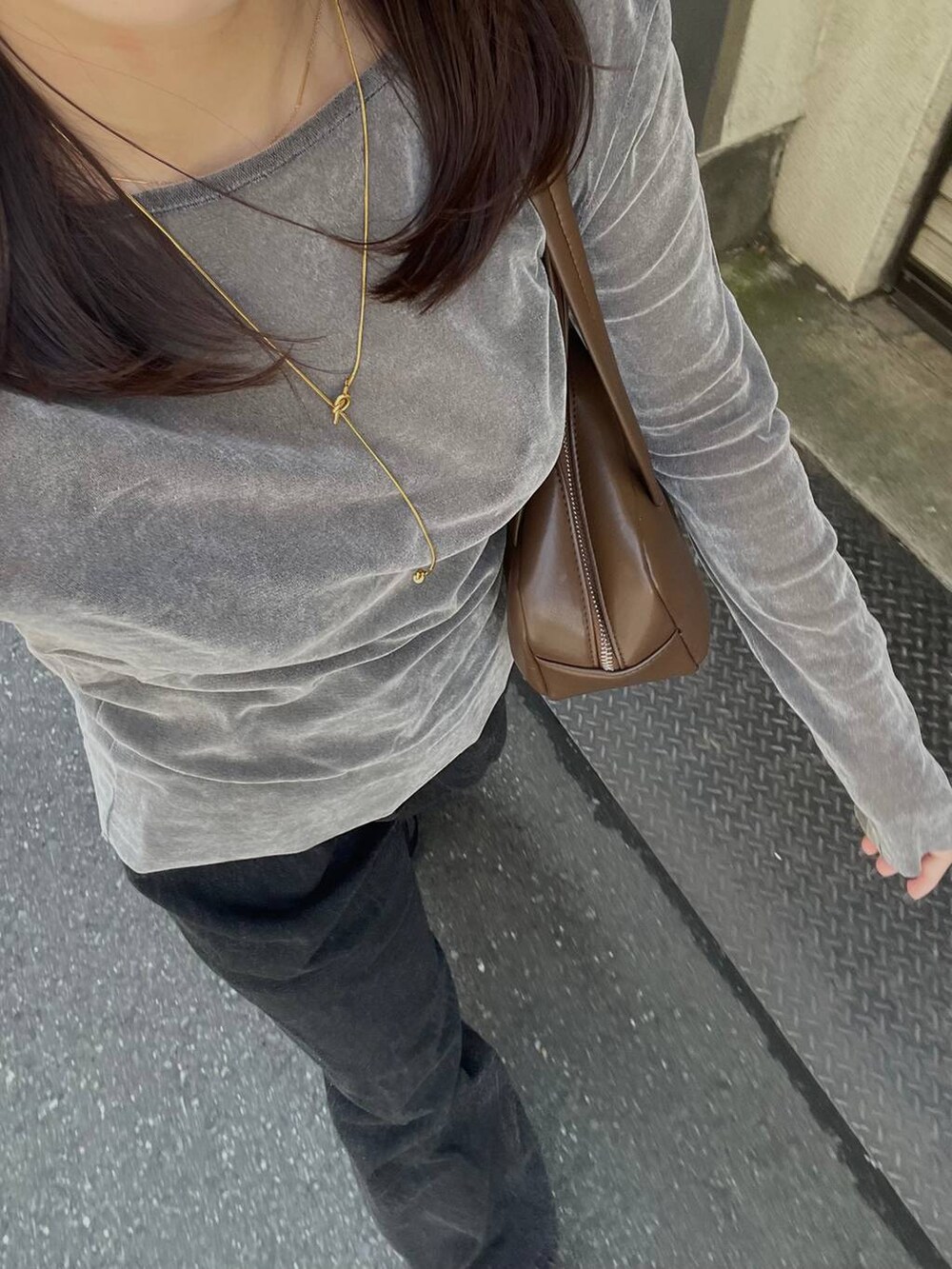 グレー系のTシャツ/カットソーを着用したレディースの秋コーディネートの4枚目の写真