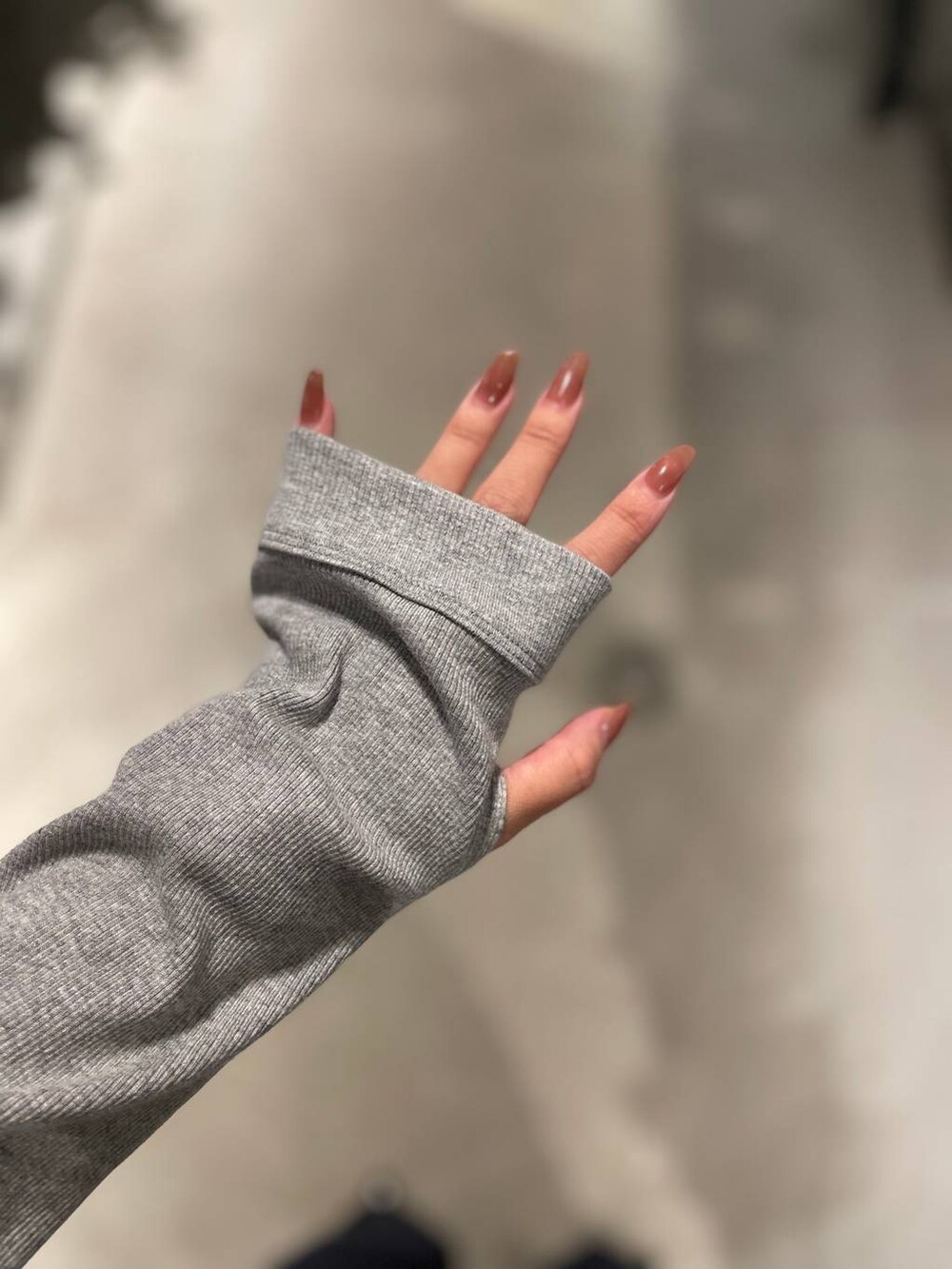 ブルー系のデニムパンツ、グレー系のカーディガン/ボレロを着用したレディースの秋コーディネートの4枚目の写真