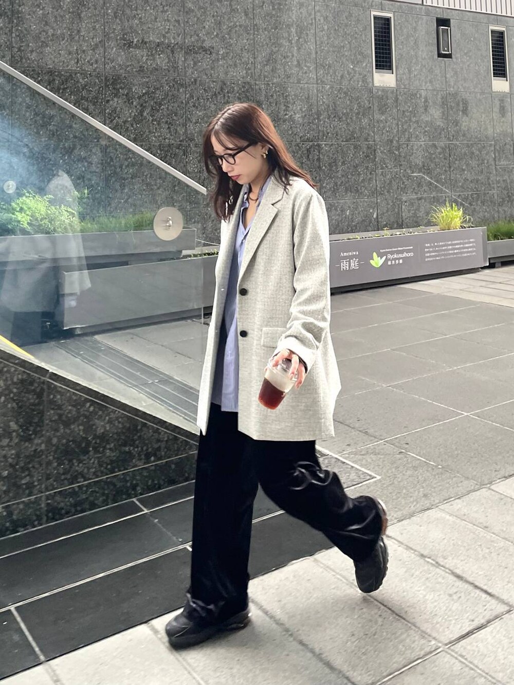 ブラック系のその他パンツ、ホワイト系のセットアップを着用したレディースの秋コーディネートの2枚目の写真