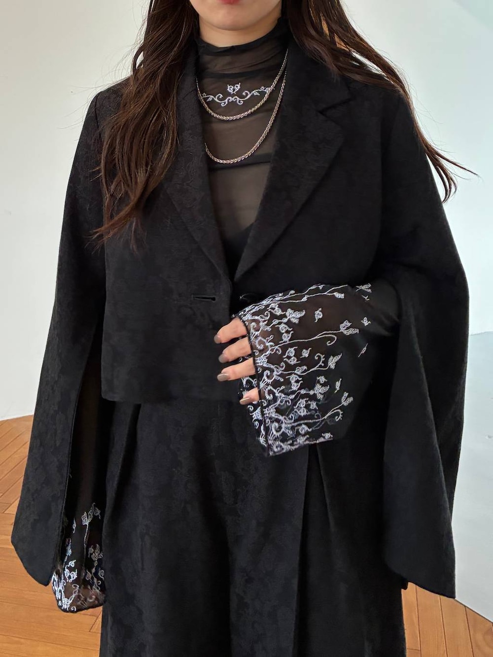ブラック系のその他パンツ、ブラック系のテーラードジャケット、シルバー系のネックレスを着用したレディースの夏コーディネートの4枚目の写真