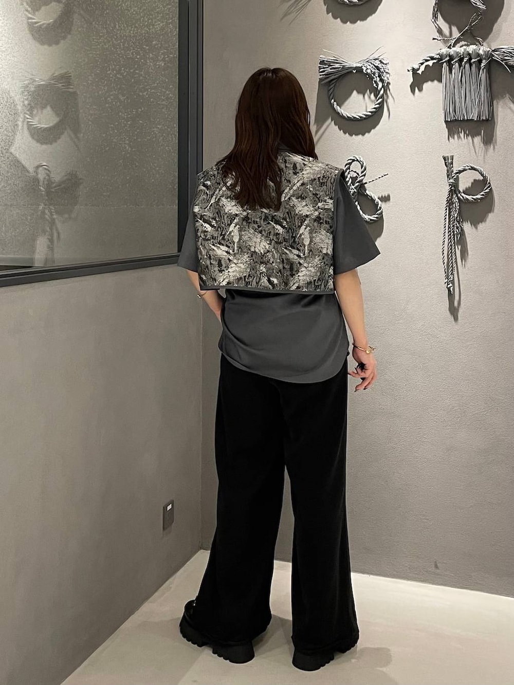 ブラック系のその他パンツ、ブラック系のサンダル、グレー系のシャツ/ブラウスを着用したレディースの春コーディネートの3枚目の写真