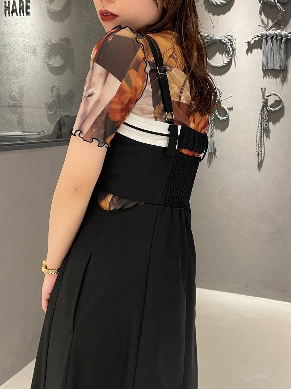 ブラック系のパンプス、ブラウン系のTシャツ/カットソー、ブラック系のワンピースを着用したレディースの春コーディネートの5枚目の写真