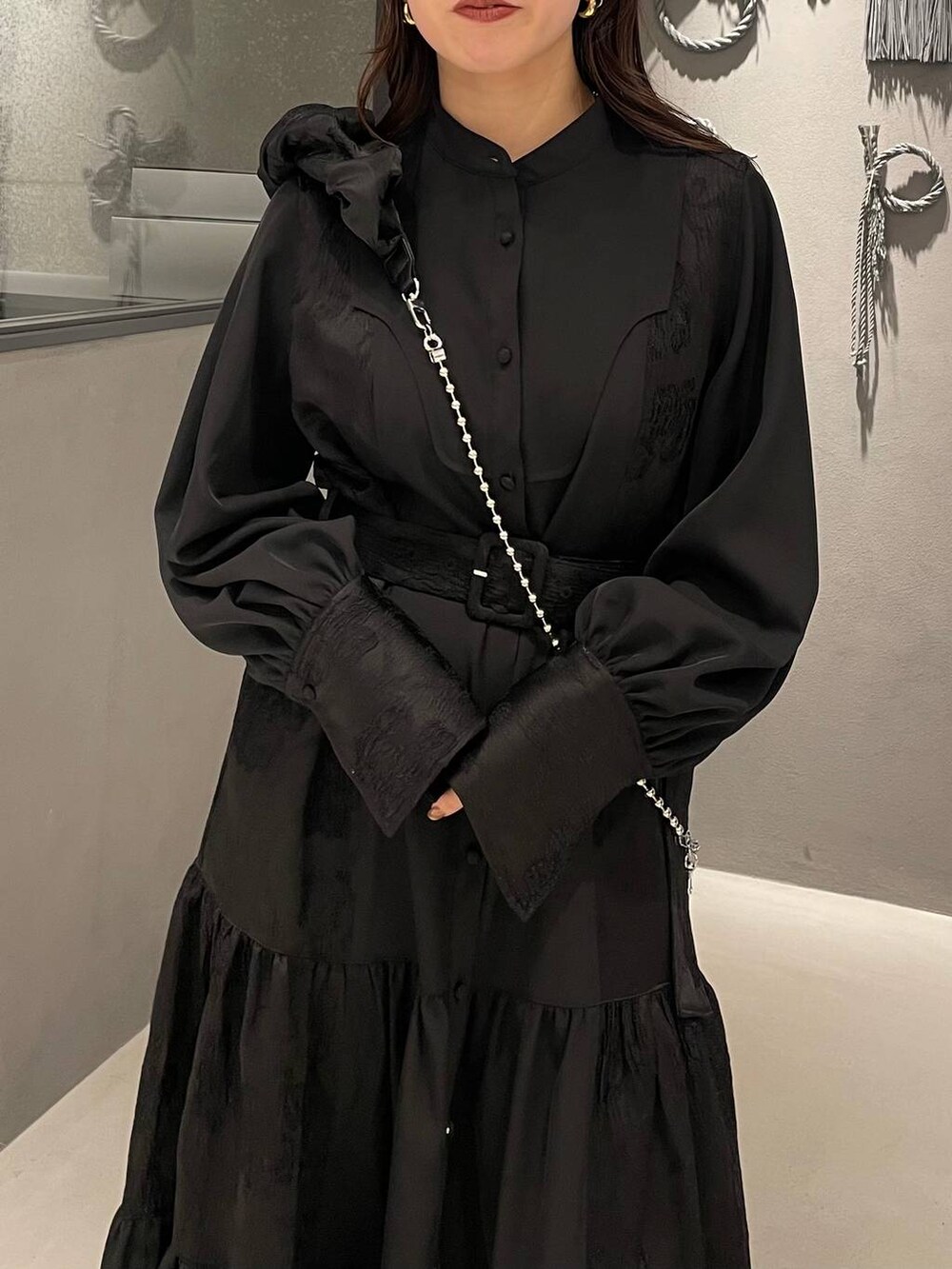 ブラック系のブーツ、ブラック系のワンピース、ブラック系のスマホグッズを着用したレディースの冬コーディネートの5枚目の写真