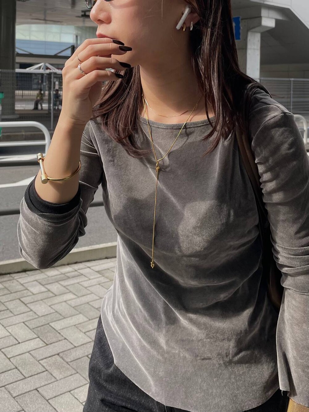 グレー系のTシャツ/カットソーを着用したレディースの秋コーディネートの5枚目の写真