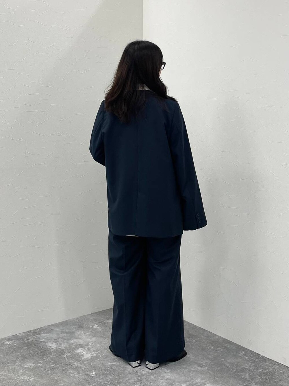 ブラック系のブーツ、ホワイト系のシャツ/ブラウス、グレー系のノーカラージャケットを着用したレディースの秋コーディネートの3枚目の写真