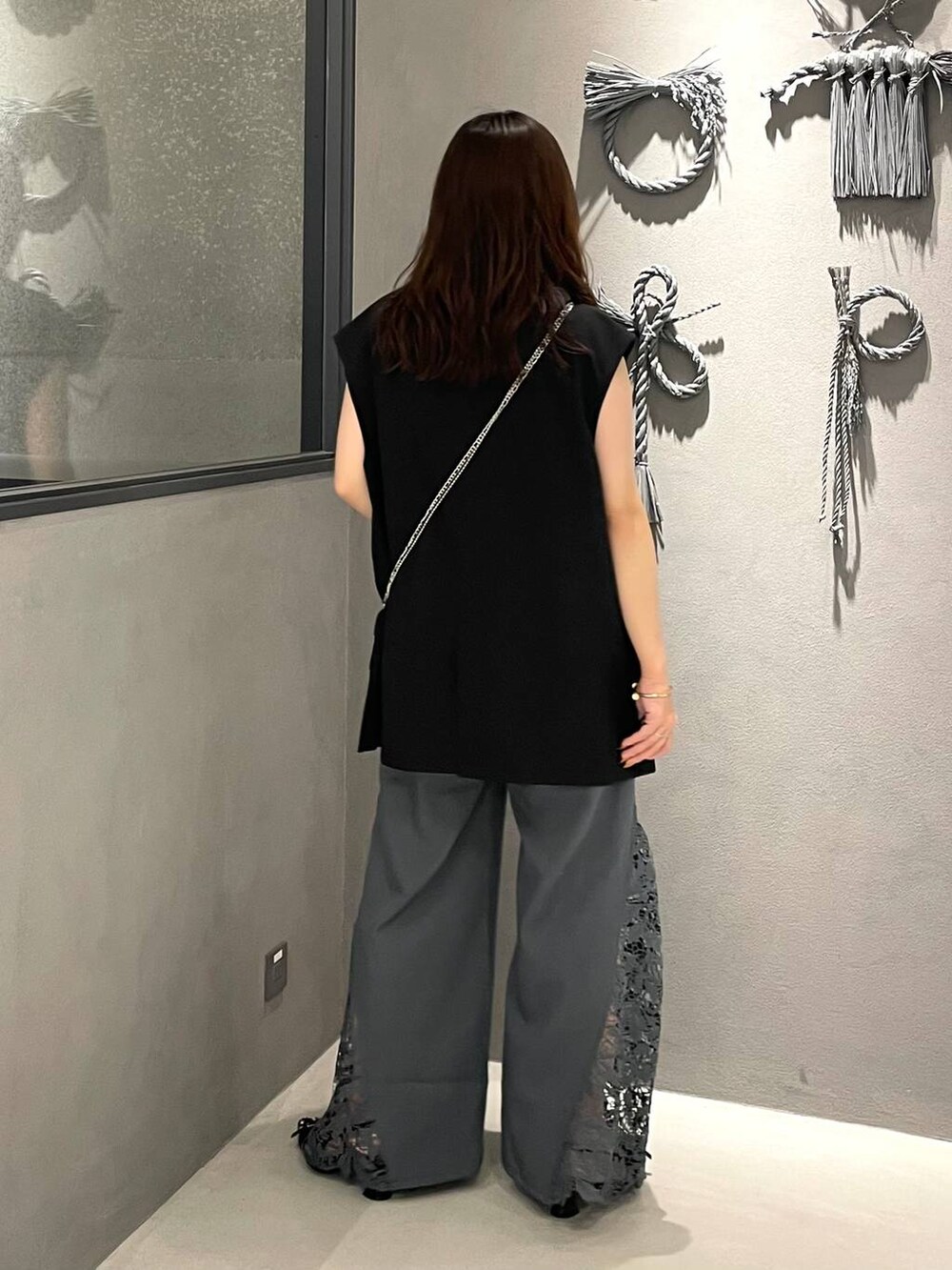 グレー系のその他パンツ、ブラック系のショルダーバッグ、ブラック系のタンクトップを着用したレディースの夏コーディネートの2枚目の写真