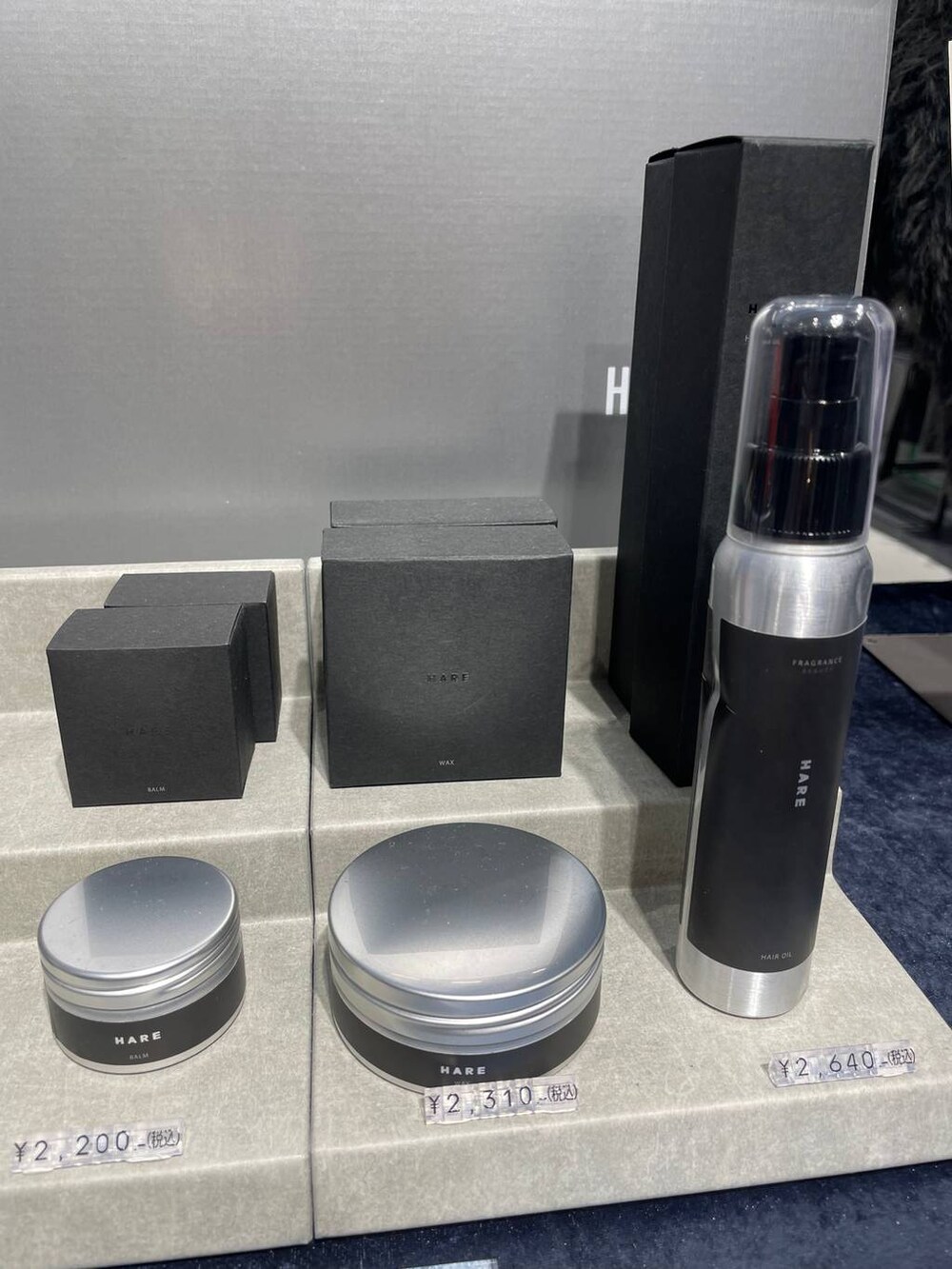 グレー系のスウェット、シルバー系のヘアオイル/ヘアミルクを着用したレディースの秋コーディネートの2枚目の写真