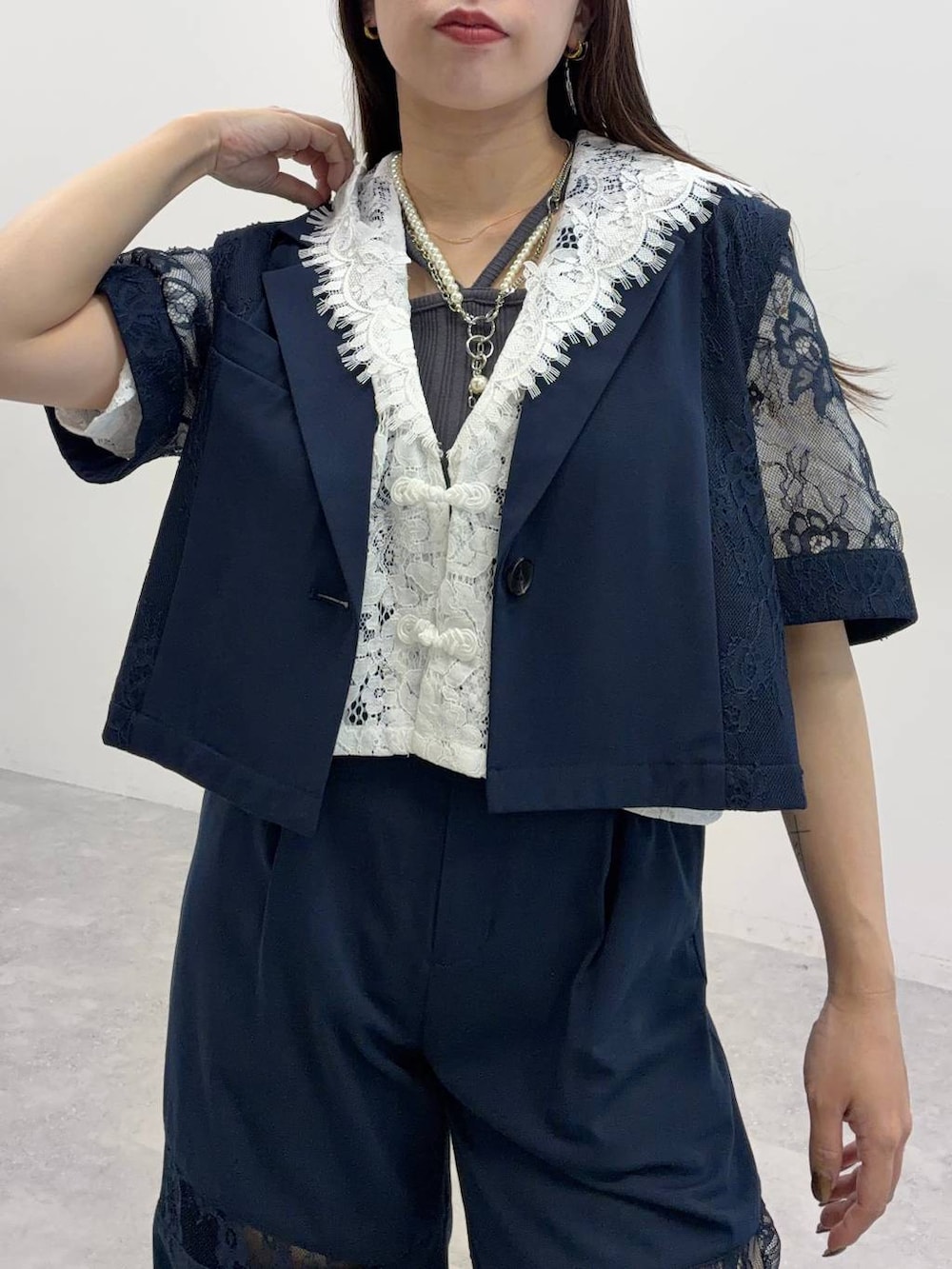 ホワイト系のシャツ/ブラウス、ブラック系のサンダル、グレー系のタンクトップを着用したレディースの夏コーディネートの4枚目の写真