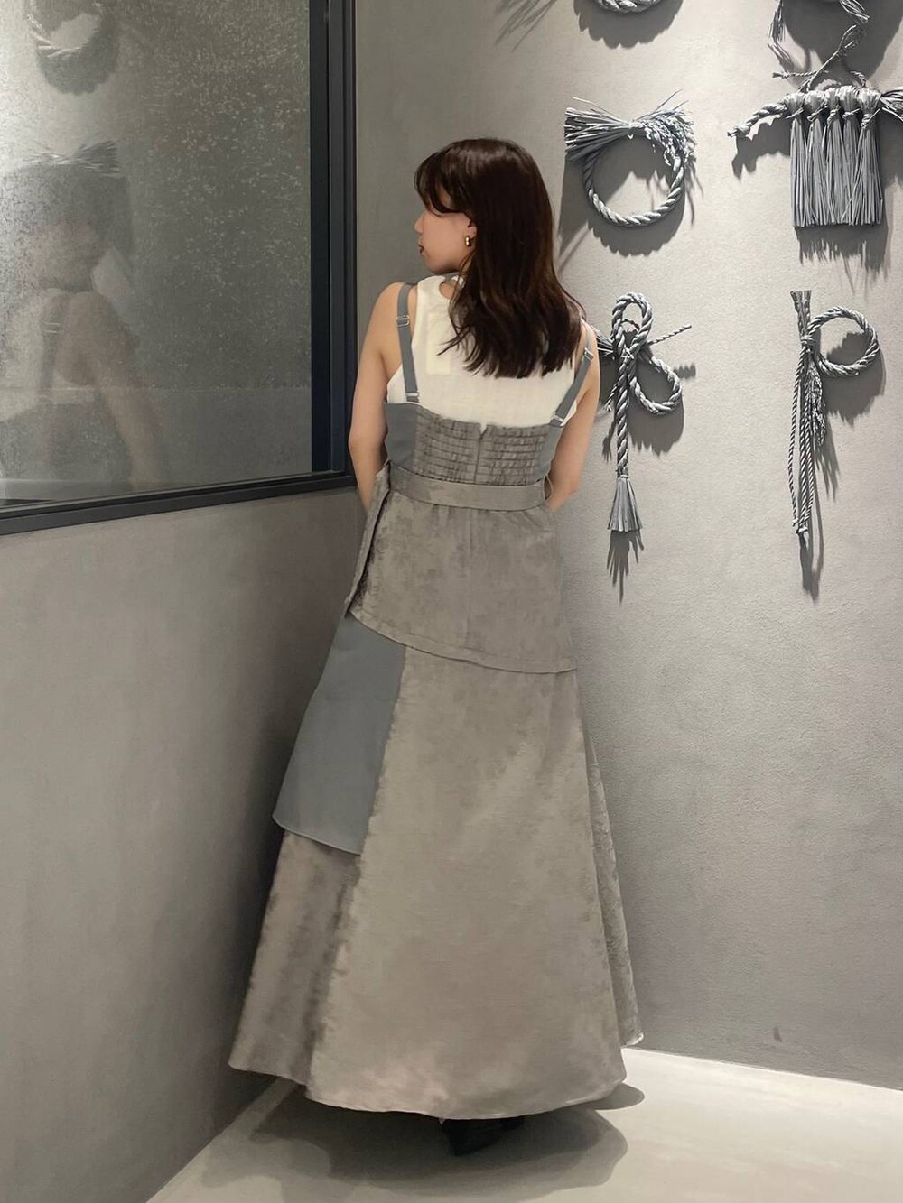 ホワイト系のサンダル、ホワイト系のタンクトップ、グレー系のワンピースを着用したレディースの春コーディネートの2枚目の写真