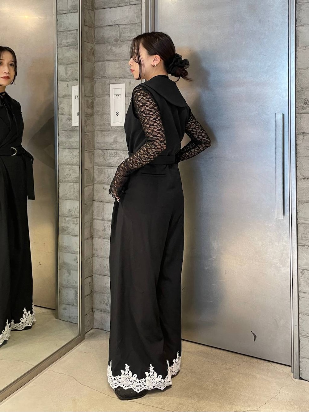 ブラック系のブーツ、ブラック系のTシャツ/カットソー、ブラック系のサロペット/オーバーオールを着用したレディースの冬コーディネートの2枚目の写真