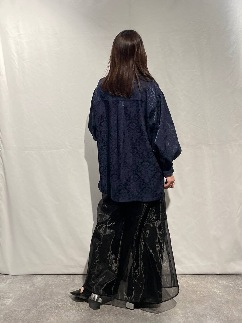 ブラック系のその他パンツ、ブラック系のサンダル、ブルー系のシャツ/ブラウスを着用したレディースの春コーディネートの2枚目の写真