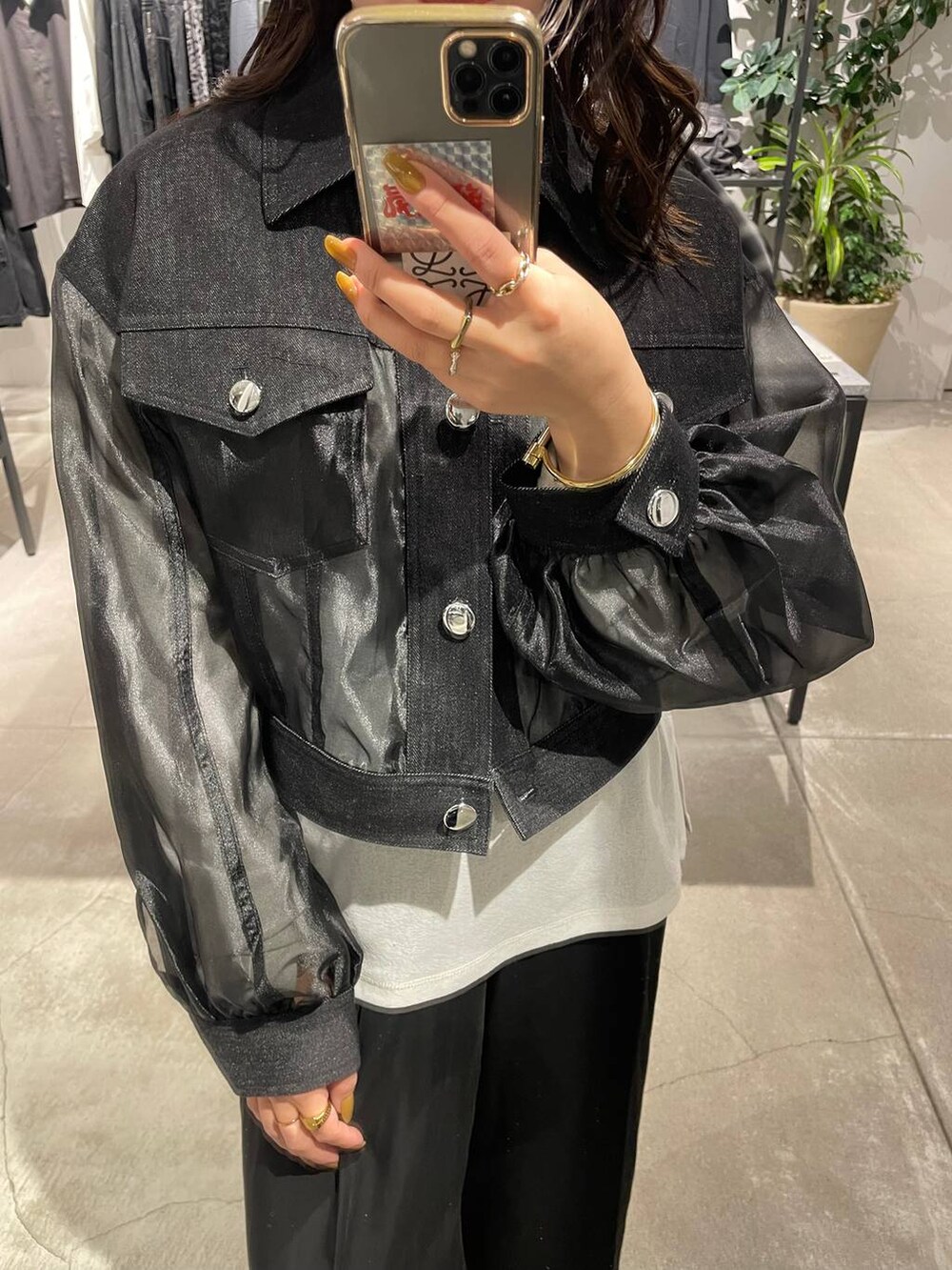 ブラック系のブルゾン、ブラック系のその他パンツを着用したレディースの春コーディネートの3枚目の写真