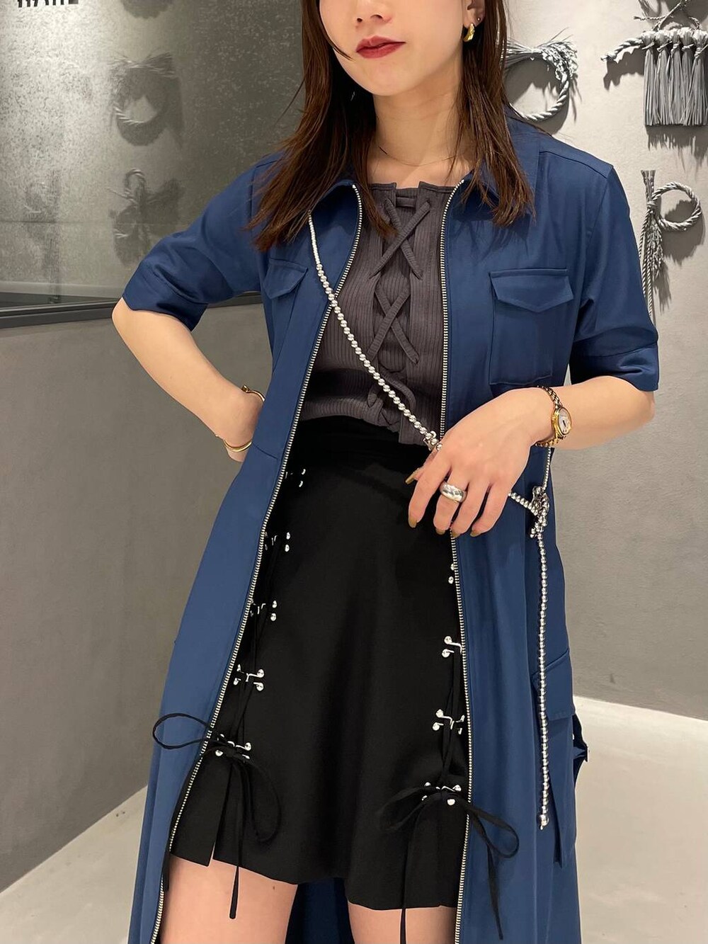 ブラック系のサンダル、グレー系のタンクトップ、ブラック系のその他パンツを着用したレディースの春コーディネートの4枚目の写真