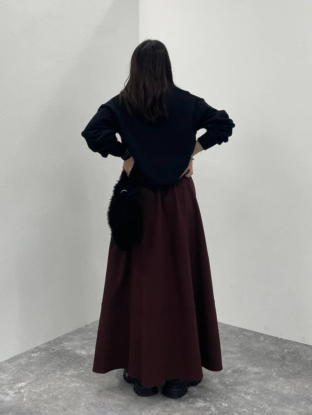 ブラック系のスニーカー、ブラック系のショルダーバッグ、ブラック系のスウェットを着用したレディースの秋コーディネートの4枚目の写真