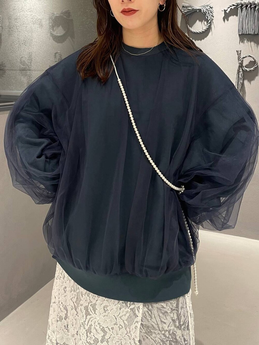 ブラック系のブーツ、グリーン系のスウェット、グレー系のスカートを着用したレディースの秋コーディネートの5枚目の写真