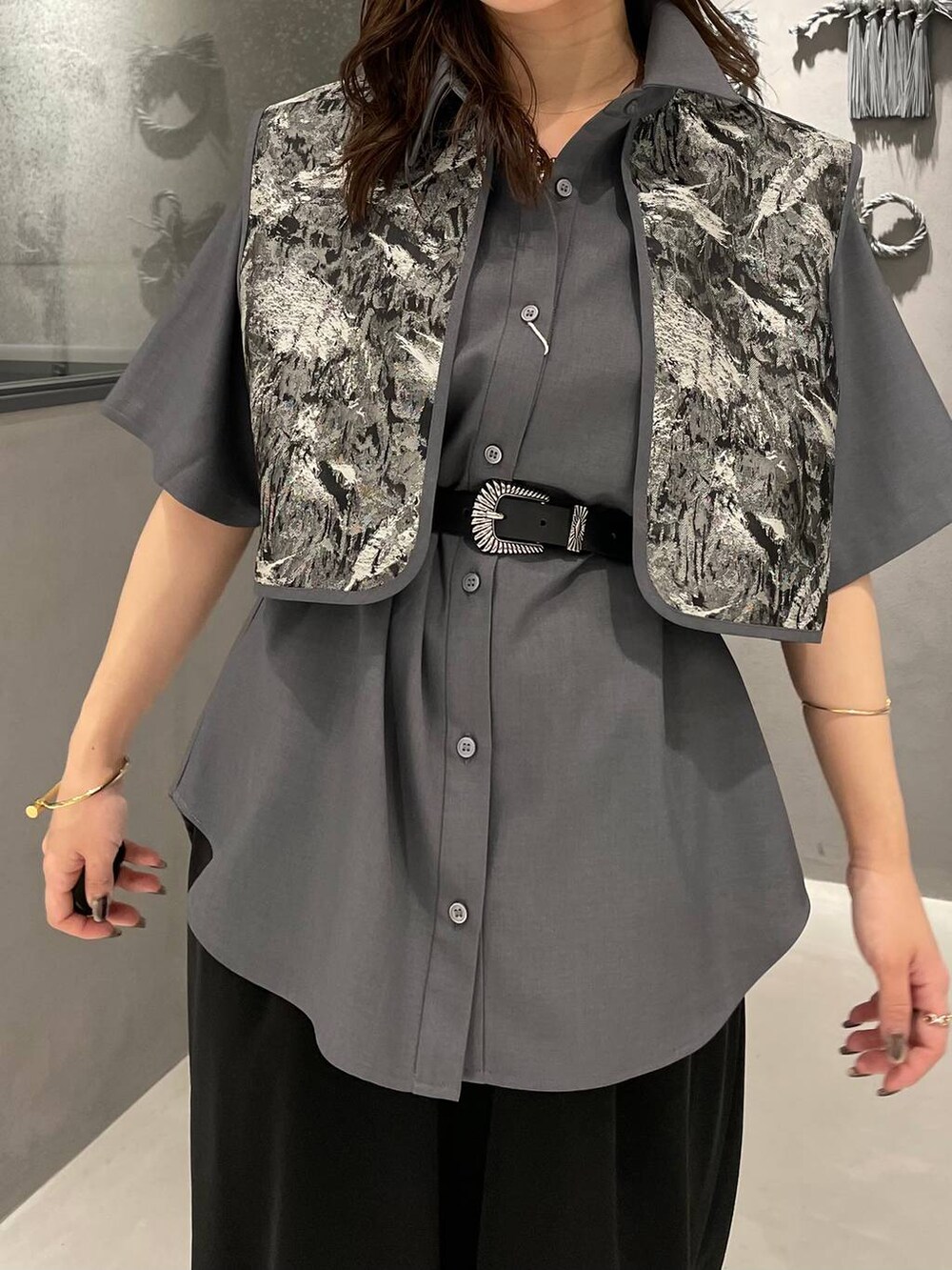 ブラック系のその他パンツ、ブラック系のサンダル、グレー系のシャツ/ブラウスを着用したレディースの春コーディネートの4枚目の写真