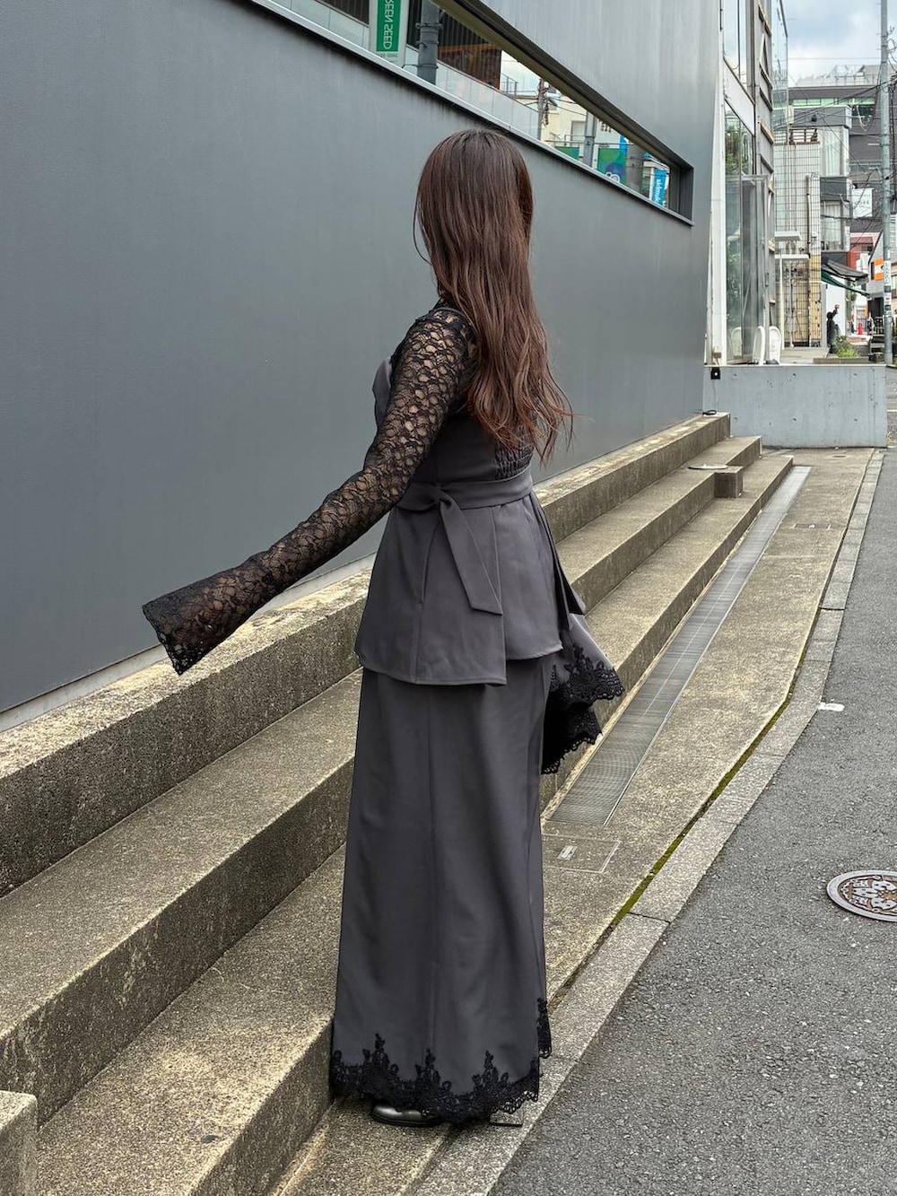 ブラック系のTシャツ/カットソー、グレー系のキャミソール、グレー系のスラックスを着用したレディースの夏コーディネートの2枚目の写真