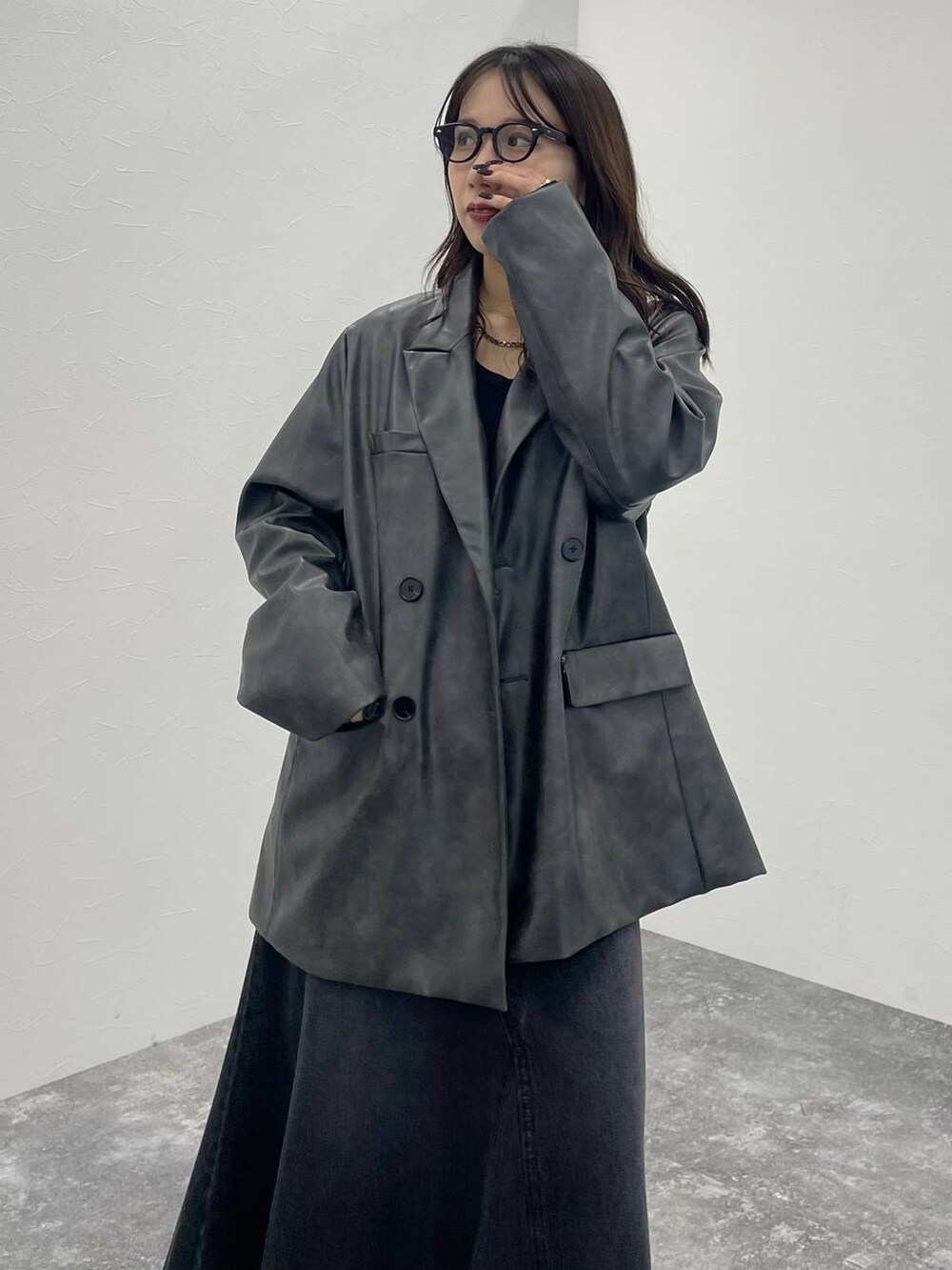 ブラック系のTシャツ/カットソー、ブラック系のスニーカー、グレー系のテーラードジャケットを着用したレディースの秋コーディネートの6枚目の写真