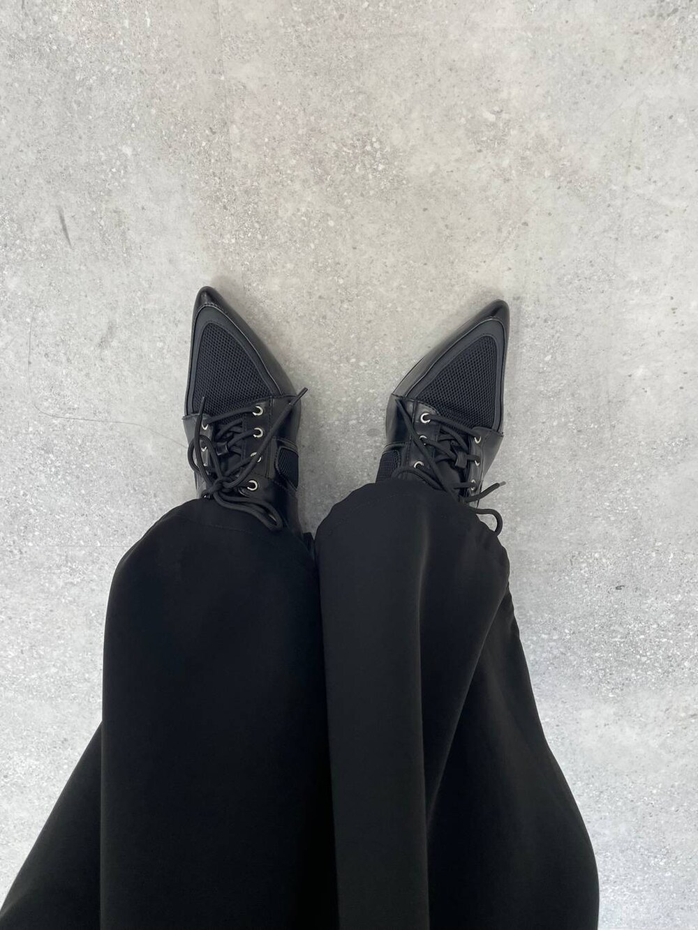 ブラック系のサンダル、ブラック系のカーゴパンツを着用したレディースの春コーディネートの6枚目の写真