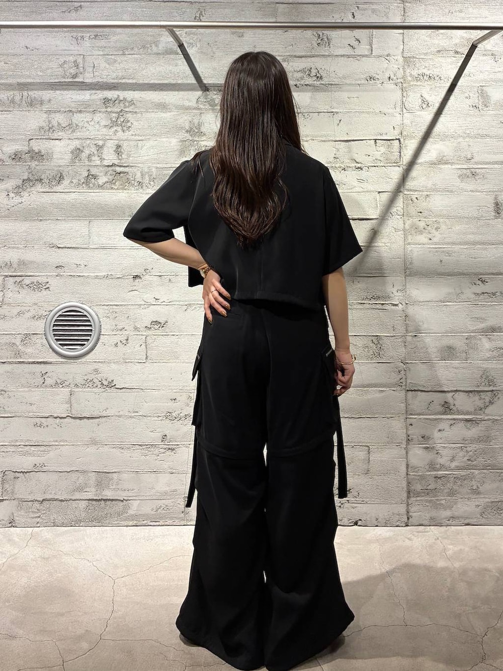 ブラック系のテーラードジャケット、ブラック系のその他パンツ、ブラック系のサンダルを着用したレディースの夏コーディネートの3枚目の写真
