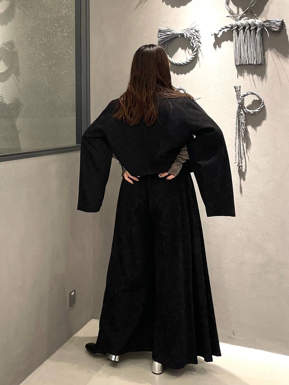 ブラック系のブーツ、ブラック系のテーラードジャケット、ブラック系のその他パンツを着用したレディースの秋コーディネートの2枚目の写真