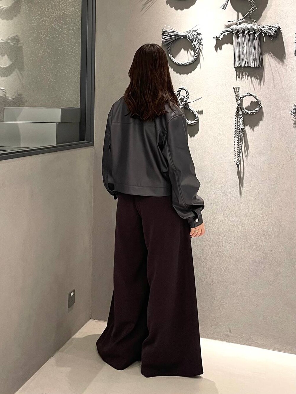 レッド系のその他パンツ、ブラック系のブーツ、ブラック系のシャツ/ブラウスを着用したレディースの冬コーディネートの3枚目の写真
