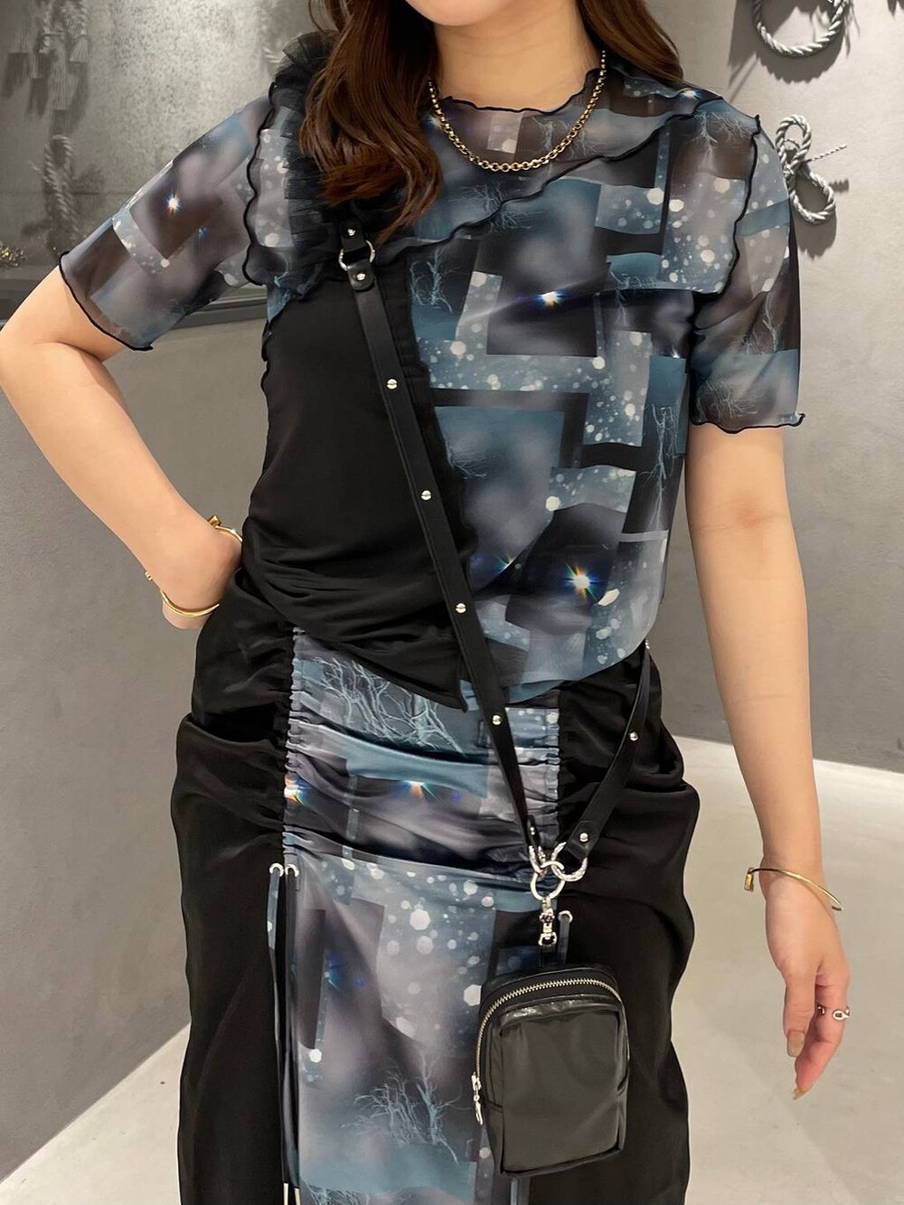 ホワイト系のサンダル、ブラック系のTシャツ/カットソー、ブラック系のスカートを着用したレディースの夏コーディネートの4枚目の写真