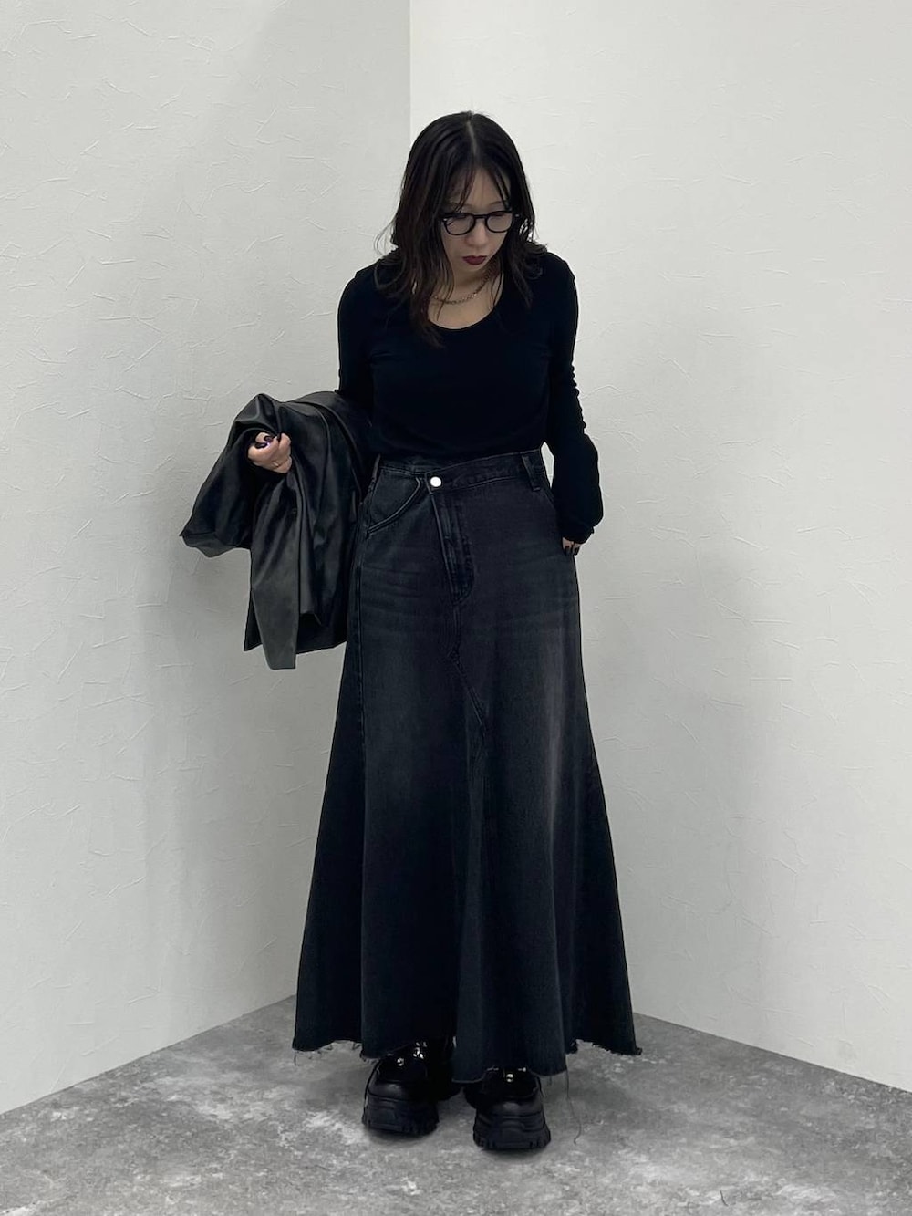 ブラック系のTシャツ/カットソー、ブラック系のスニーカー、グレー系のテーラードジャケットを着用したレディースの秋コーディネートの5枚目の写真