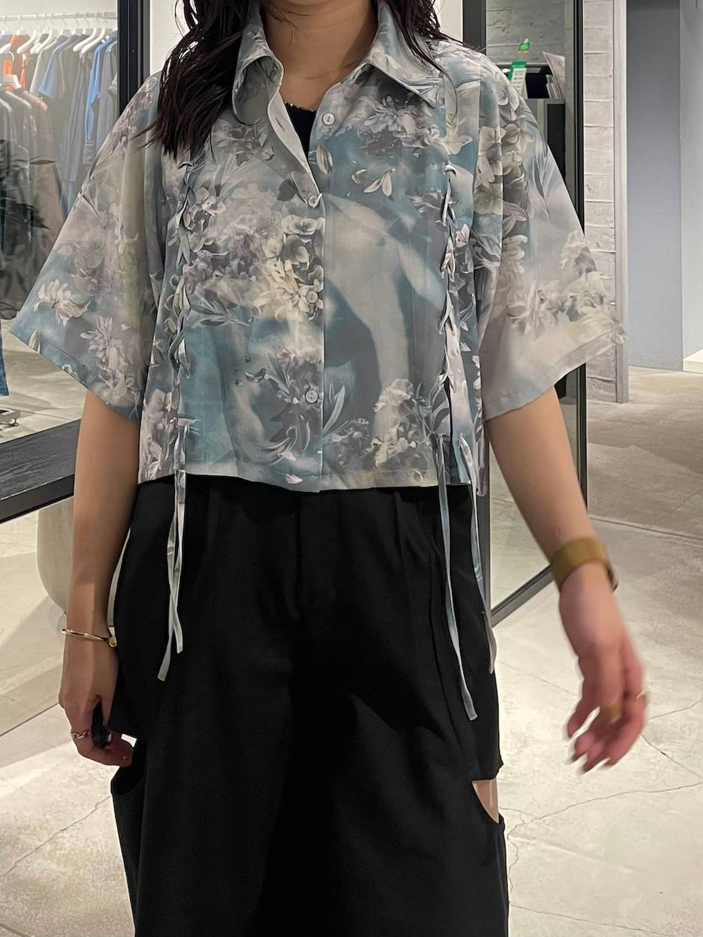 ブラック系のサンダル、ブラック系のその他パンツ、グレー系のシャツ/ブラウスを着用したレディースの春コーディネートの4枚目の写真