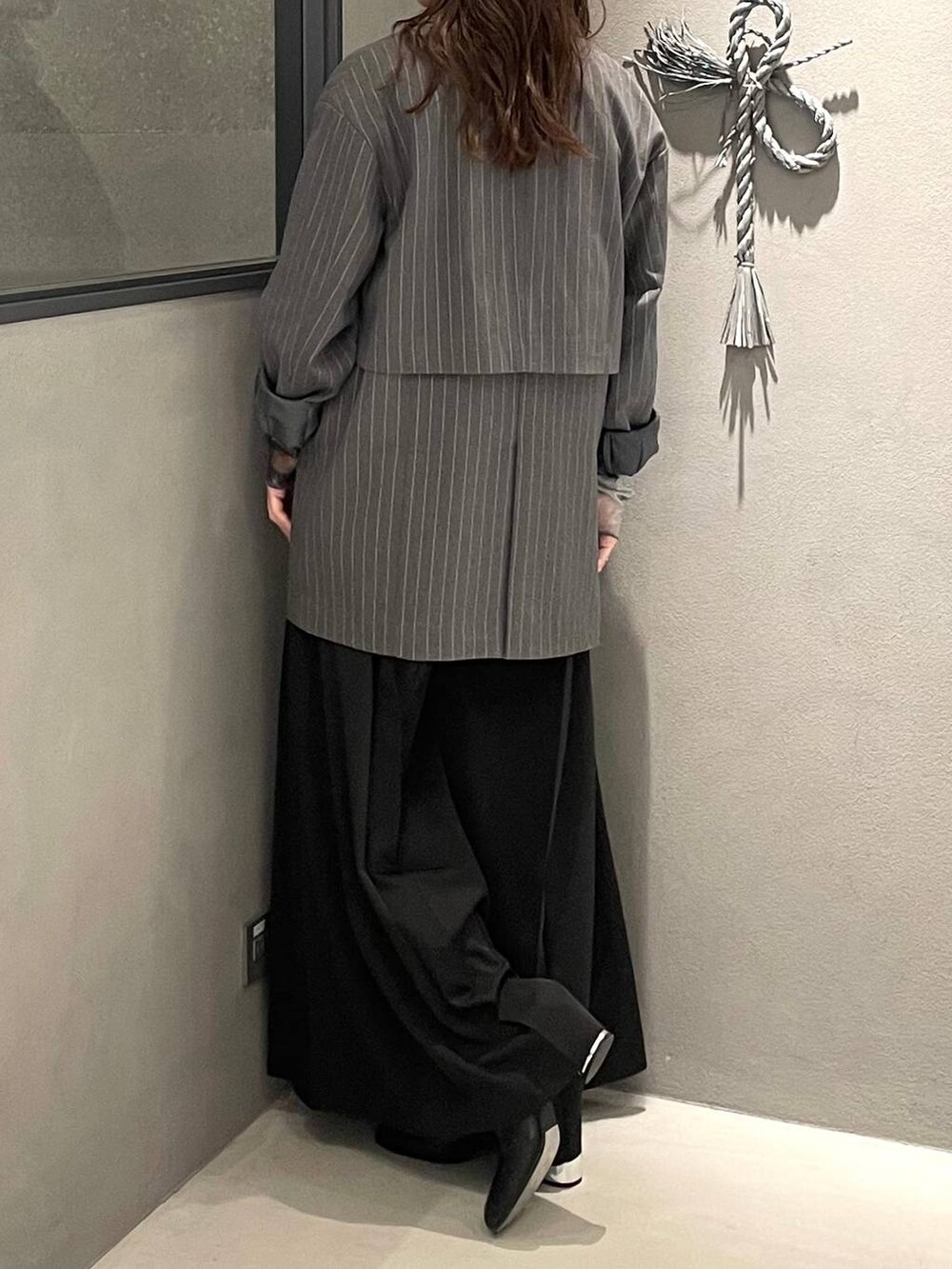 パープル系のTシャツ/カットソー、ブラック系のその他パンツ、ブラック系のブーツを着用したレディースの秋コーディネートの3枚目の写真