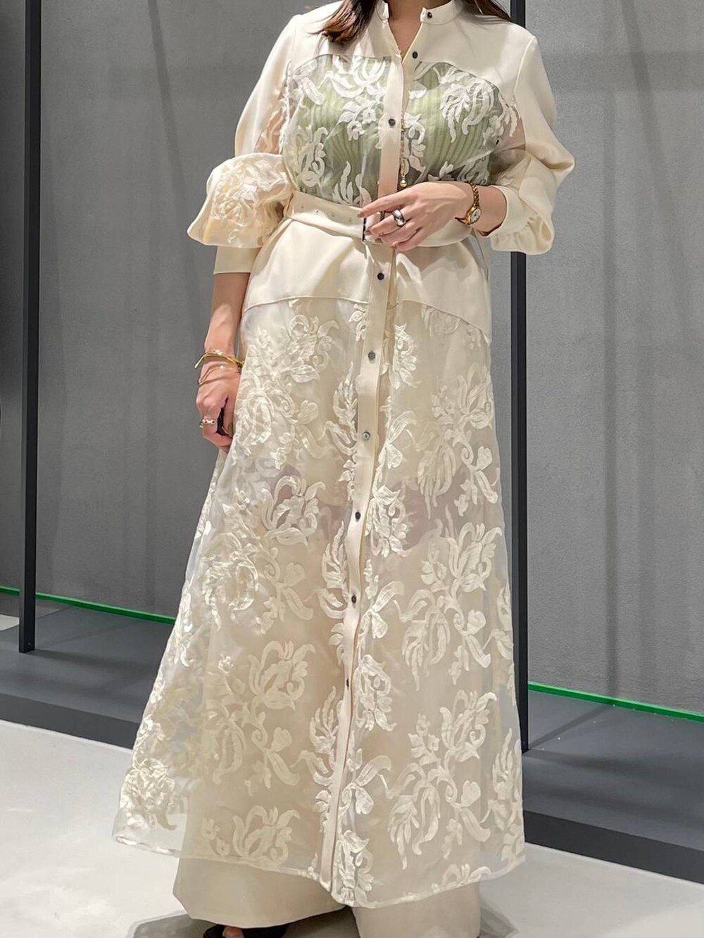 イエロー系のタンクトップ、ホワイト系のワンピース、ホワイト系のその他パンツを着用したレディースの春コーディネートの4枚目の写真