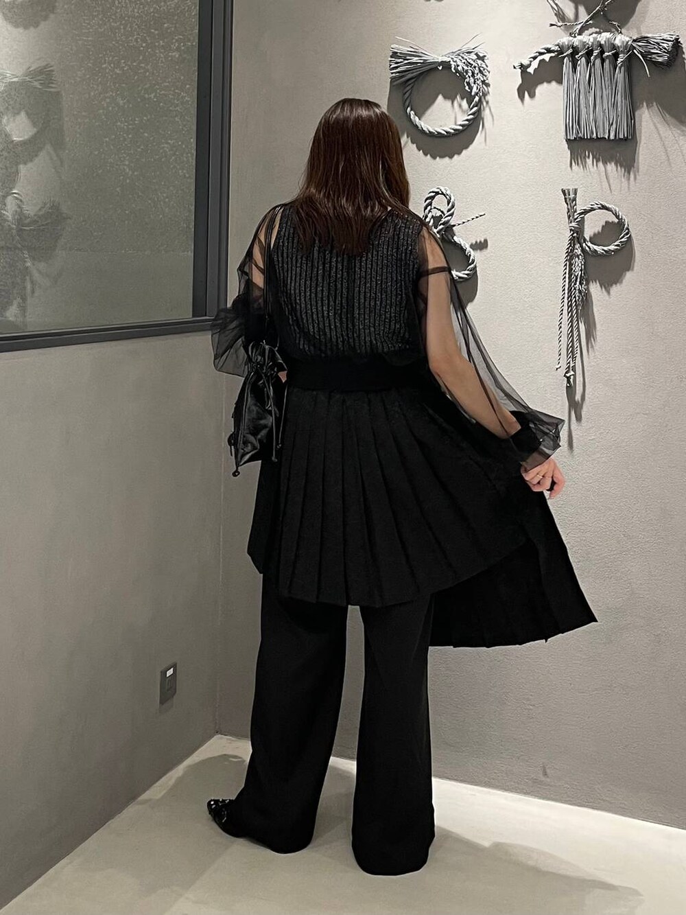 ブラック系のタンクトップ、ブラック系のショルダーバッグ、ブラック系のパンプスを着用したレディースの夏コーディネートの3枚目の写真