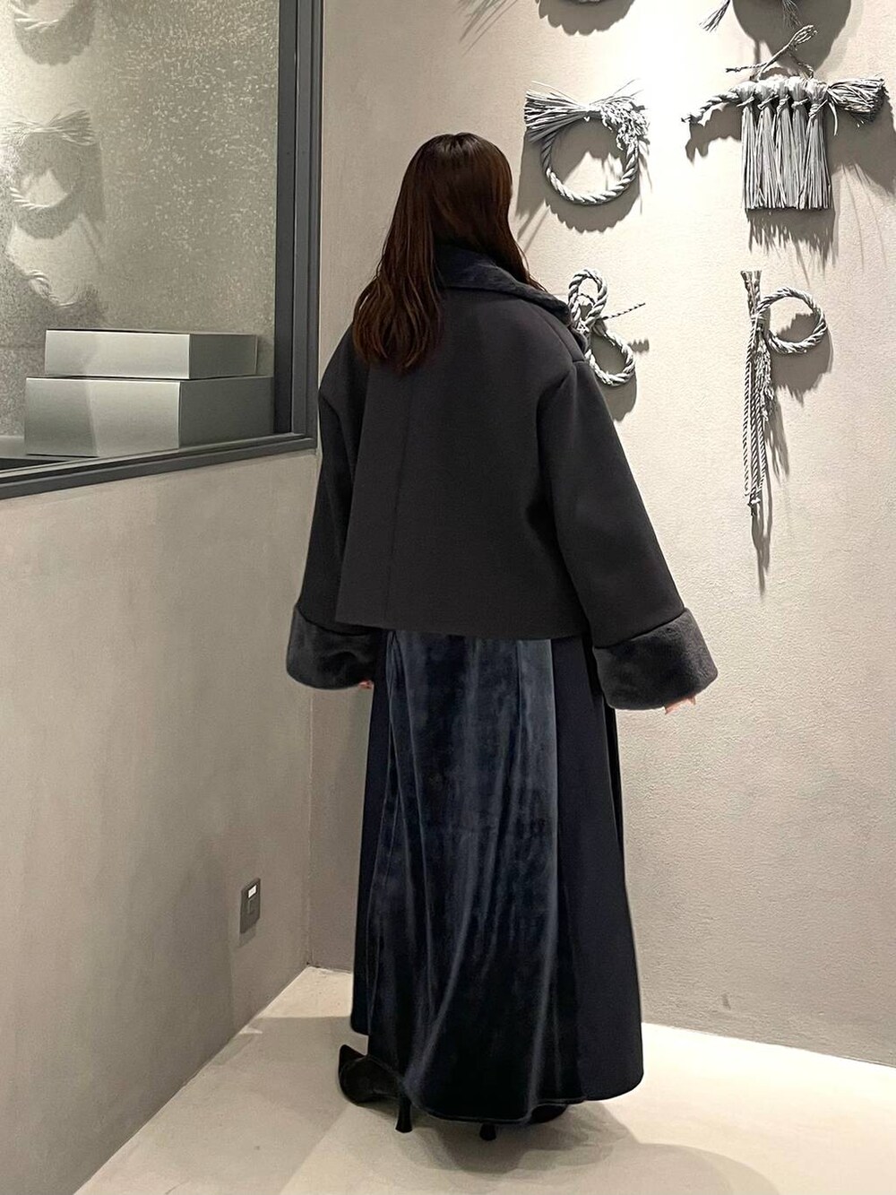 ブルー系のワンピース、ブラック系のブーツ、グレー系のその他アウターを着用したレディースの冬コーディネートの4枚目の写真