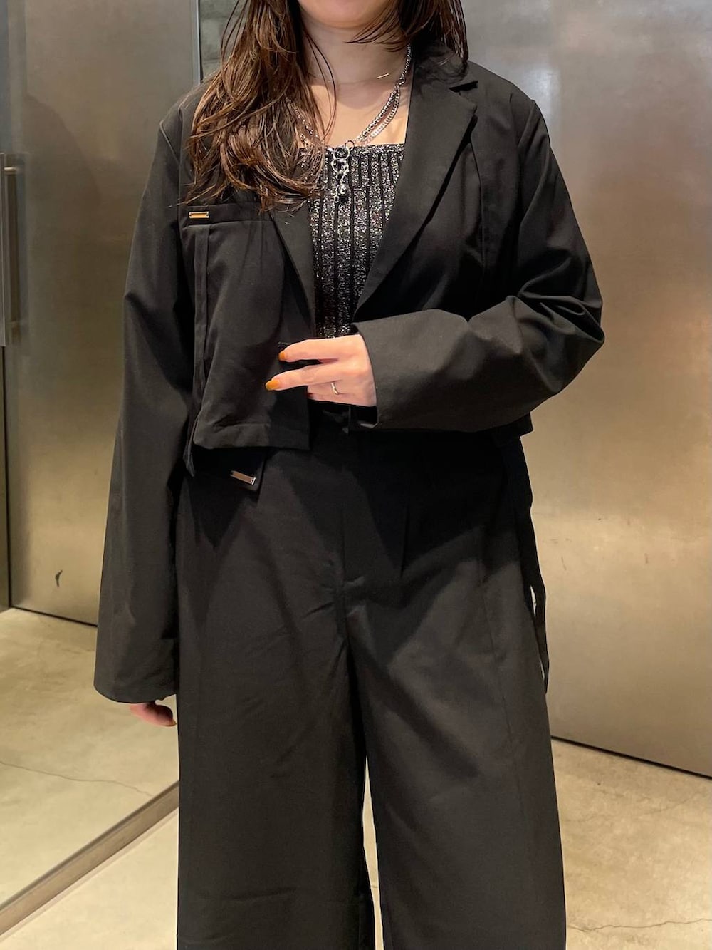 ブラック系のブーツ、ブラック系のタンクトップ、ブラック系のその他パンツを着用したレディースの春コーディネートの5枚目の写真