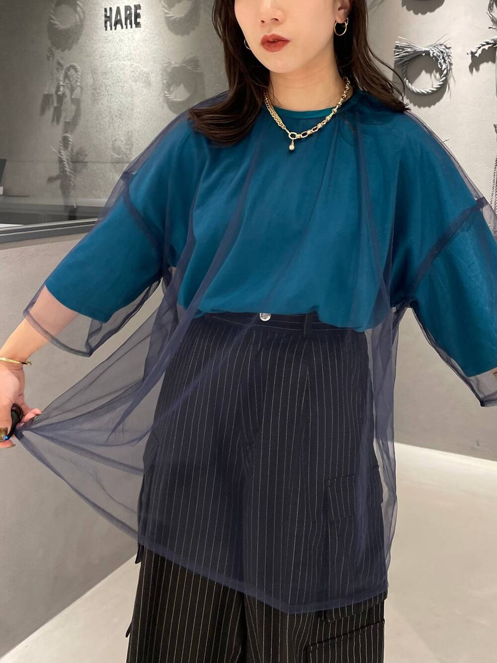 ブラック系のパンプス、ブルー系のTシャツ/カットソー、その他のカーゴパンツを着用したレディースの夏コーディネートの4枚目の写真