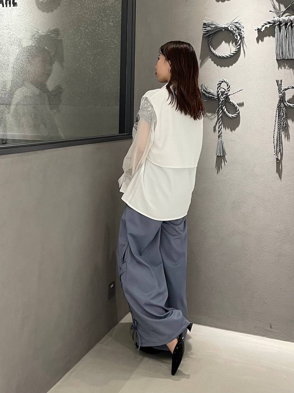 ブラック系のパンプス、ブルー系のその他パンツ、ブルー系のTシャツ/カットソーを着用したレディースの春コーディネートの2枚目の写真
