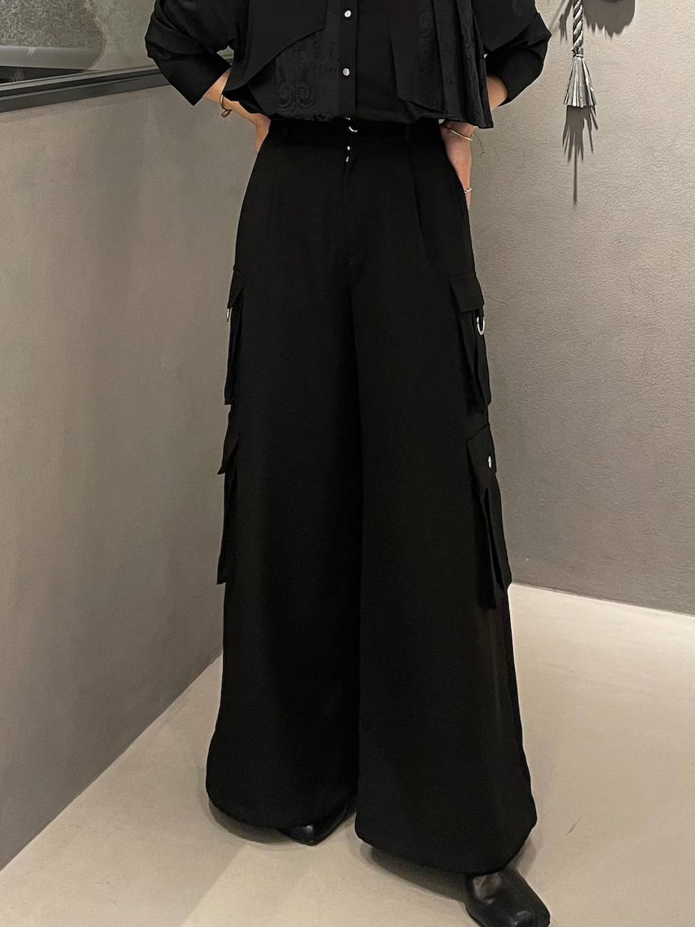 ブラック系のブーツ、ブラック系のシャツ/ブラウス、ブラック系のカーゴパンツを着用したレディースの秋コーディネートの5枚目の写真