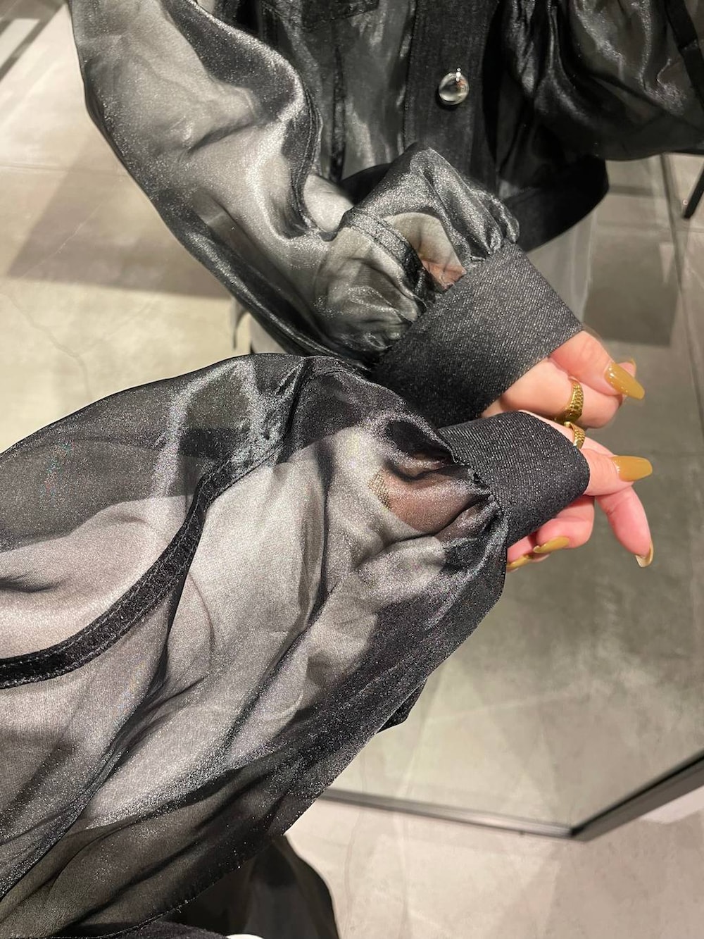 ブラック系のブルゾン、ブラック系のその他パンツを着用したレディースの春コーディネートの4枚目の写真