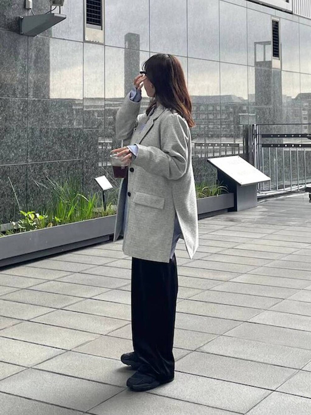 ブラック系のその他パンツ、ホワイト系のセットアップを着用したレディースの秋コーディネートの5枚目の写真