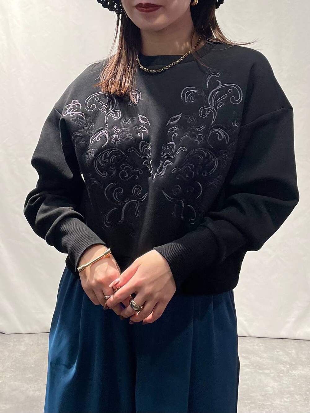 ブルー系のその他パンツ、ブラック系のブーツ、ブラック系のスウェットを着用したレディースの春コーディネートの3枚目の写真