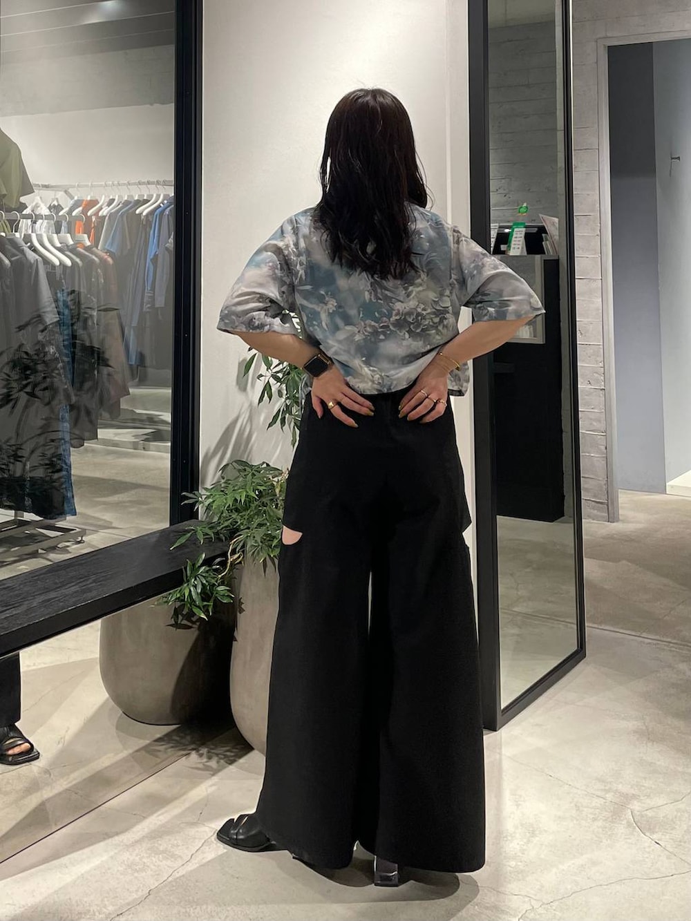 ブラック系のサンダル、ブラック系のその他パンツ、グレー系のシャツ/ブラウスを着用したレディースの春コーディネートの3枚目の写真