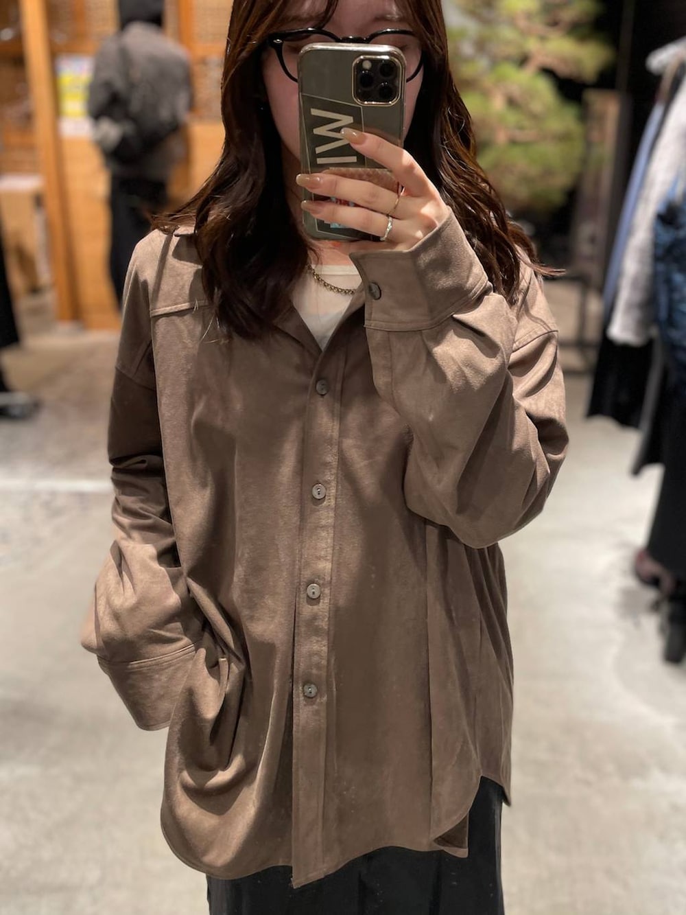 ブラック系のスカート、ブラウン系のシャツ/ブラウスを着用したレディースの秋コーディネートの2枚目の写真