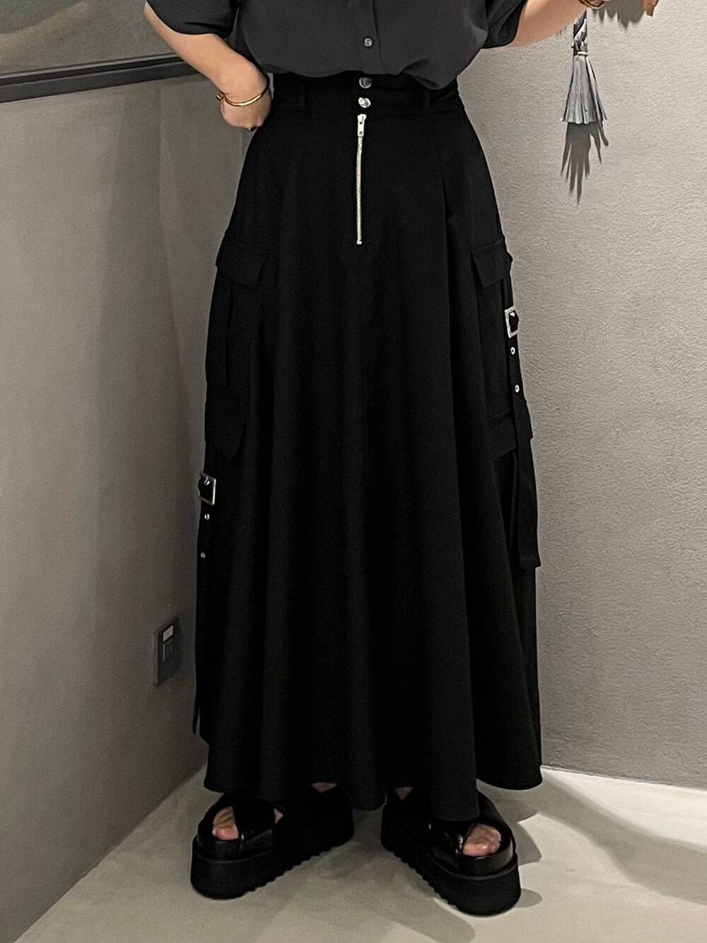 ブラック系のサンダル、ブラック系のスカート、グレー系のシャツ/ブラウスを着用したレディースの春コーディネートの4枚目の写真