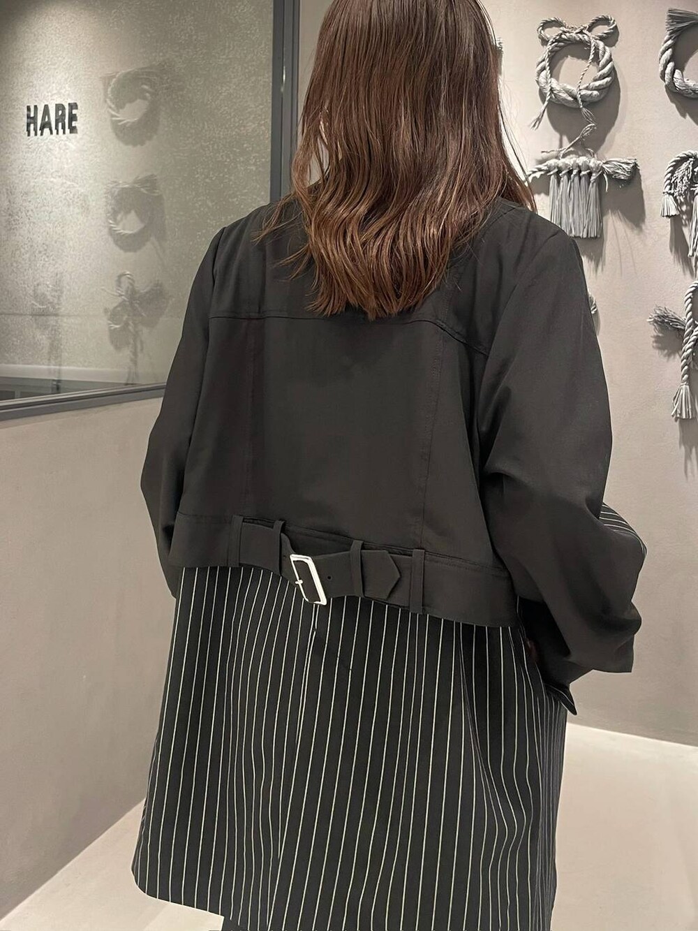 ブラック系のブーツ、イエロー系のTシャツ/カットソー、ブラック系のテーラードジャケットを着用したレディースの秋コーディネートの5枚目の写真